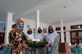 Ketua IBI Babel berikan tumpeng ke Ketua Tim Penggerak PKK Bangka