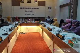 Guru korban tsunami datangi DPRA pertanyakan status rumah bantuan