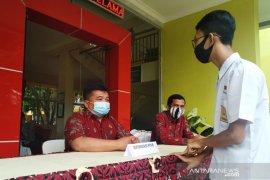 Situs PPDB Sumbar belum dapat diakses, sejumlah orang tua dan siswa di Payakumbuh datang ke sekolah
