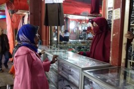 Usaha penjualan seragam sekolah di Solok masih sepi, orang tua tunggu kepastian mulai sekolah