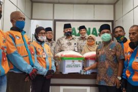 Baznas Sijunjung salurkan 200 paket bantu ringankan beban masyarakat terdampak COVID-19