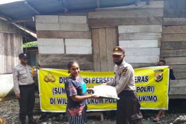 Polres Yahukimo salurkan bantuan beras warga terdampak COVID-19