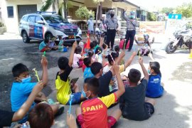 Cara Satlantas Polres Situbondo hibur anak-anak di masa pandemi COVID-19
