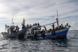 TARIK KAPAL PENGUNGSI ROHINGYA DARI TENGAH LAUT Page 1 Small