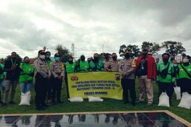 Mabes Polri bantu beras 100 lebih ojek dan sopir di Merauke