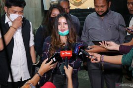 Melan Refra, putri John Kei sambangi Polda Metro Jaya besuk sang ayah