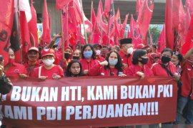 Simpatisan PDIP demo terkait pembakaran bendera partai
