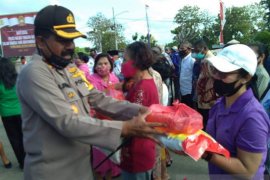 Polres MTB bagikan sembako untuk warga Tanimbar