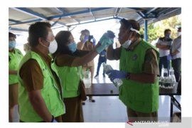 Pemkot Bitung membagikan VCO tenaga medis cegah COVID-19