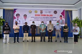 Wali Kota Baubau serahkan bantuan laukpauk siap saji dari Kemenparekraf