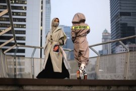 Fesyen di fase normal baru, masker, sarung tangan hingga APD modis