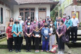 Dharma Wanita Bali bantu anak yatim di Sukaluwih, Karangasem