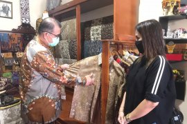 Batik Tanah Liek Pusako Mandeh is very good and fascinating: Deputy Governor of W Sumatra