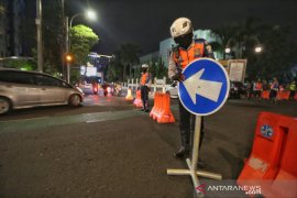 Polrestabes Bandung tetap tutup sejumlah ruas jalan di malam akhir pekan