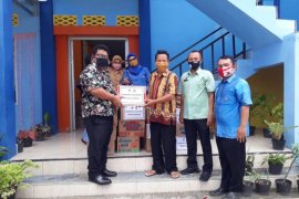 Kominfo Bone Bolango serahkan bantuan bagi korban banjir