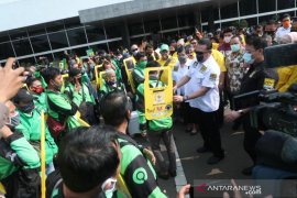 MPR bantu sembako bagi pengemudi ojek terdampak COVID-19