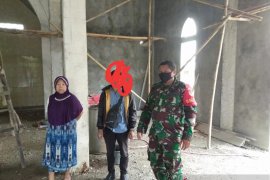 Utang dilunasi Babinsa Serda Andin, Nenek Fuji: Semoga Allah yang akan membalasnya