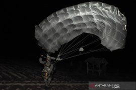 Prajurit Taifib Marinir lakukan terjun malam