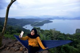 Warga Menikmati Suasana Destinasi Wisata Bukit Indah Beroanging Page 2 Small