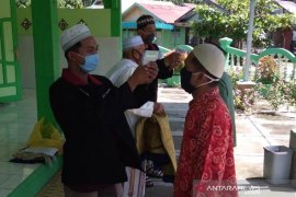 Protokol kesehatan, mahasiswa UMM bantu cek suhu tubuh jemaah Shalat Jum'at