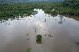 Wisatawan berperahu di Danau Tangkas Muarojambi
