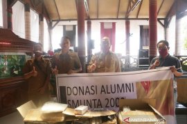 Pandemi COVID-19 belum berlalu, alumni SMUNTA 2002 sumbang APD tenaga medis