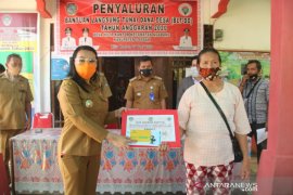 Bupati Karolin salurkan BLT Dana Desa melalui ATM penerima