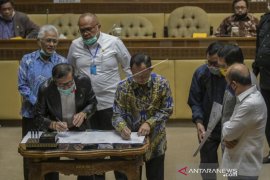 KOMISI II DPR SETUJUI PERPPU PILKADA JADI UNDANG-UNDANG Page 1 Small