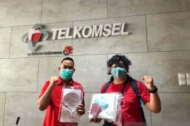 Telkomsel berikan puluhan APD bagi Jurnalis Foto Palembang
