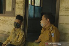 Wabup HSS kunjungi dan bantu veteran pejuang