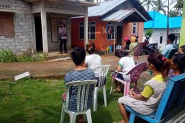 Personil Brimob Polda Maluku bantu sosialisasi aturan PSBB