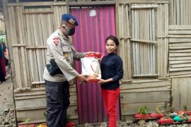 Brimob Polda Maluku bantu warga kurang mampu di Kecamatan Leihitu