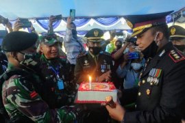 Danrem 174/ATW naik panser Anoa antar kue ulang tahun untuk Kapolres