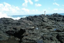 Swafoto di tebing pantai, seorang pelajar SMA hilang terhempas ombak