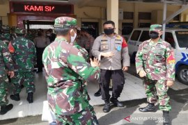 HUT Bhayangkara Ke 74, Danramil berikan nasi tumpeng ke Kapolsek Banteng