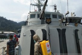 PMI Sumbar semprotkan disinfektan di fasilitas TNI-Polri