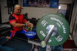 Latihan angkat berat atlet disabilitas