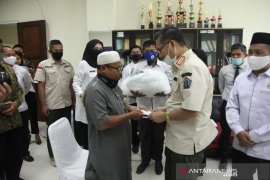 Pemkot Kendari salurkan bantuan kepada 169 Penyuluh Agama terdampak COVID-19