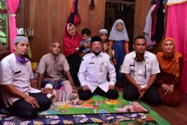 Plh Bupati Bengkalis jenguk korban diserang harimau