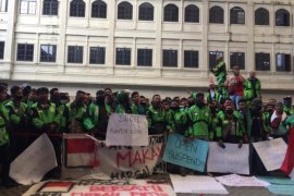 Pengemudi Ojol gelar aksi demonstrasi di kantor Gojek Medan