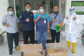 BPJS Ketenagakerjaan Toba Samosir serahkan bantuan APD ke RSUD Porsea