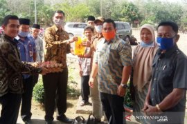 UPK-PAPM Tiumang Dharmasraya serahkan 200 paket sembako untuk warga miskin