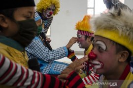 Edukasi badut kepada anak Tunanetra