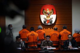 Tujuh tersangka suap Kutai Timur ditahan di rutan berbeda