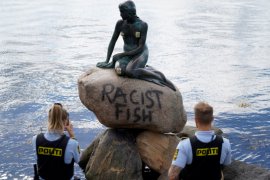 Patung Little Mermaid dicoreti tulisan "racist fish"