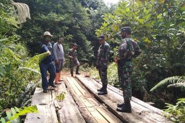 Dandim 1206 Putussibau tinjau pelaksanaan TMMD di daerah perbatasan