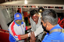 Belasan penumpang selamat saat kapal tenggelam di perairan Kupang