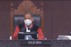 Hakim MK minta pemerintah jelaskan implikasi insentif nakes jadi wajib