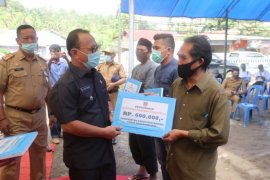 Pemkab Mamuju salurkan dana stimulus bagi 1.012 pelaku UMKM