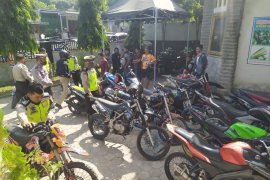Biang kerok kebisingan, puluhan sepeda motor knalpot bronk di Lombok Timur dikandangkan